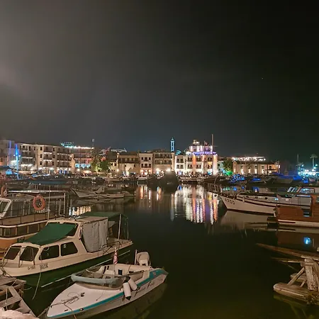 Esta Palm Living And Bedroom, 250 M From كيرينيا