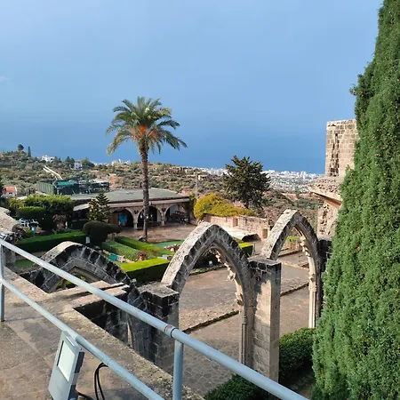 Esta Palm Living And Bedroom, 250 M From كيرينيا