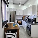 Esta Palm Living And Bedroom, 250 M From Apartman