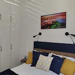 Esta Palm Living And Bedroom, 250 M From דירה