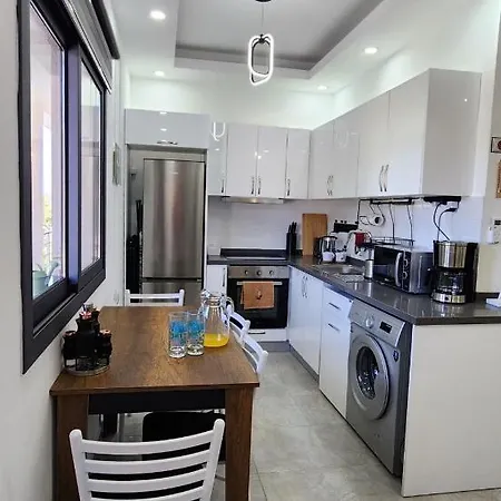 Esta Palm Living And Bedroom, 250 M From דירה