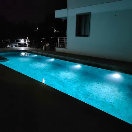 דירה Esta Palm Living And Bedroom, 250 M From קיירניה