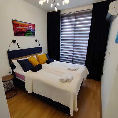 Esta Palm Living And Bedroom, 250 M From * 키레니아