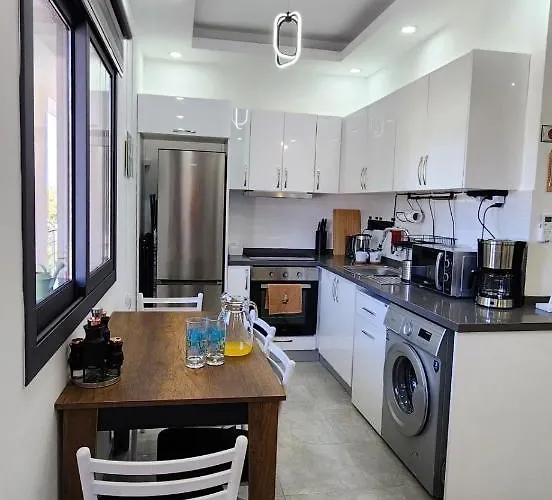 Esta Palm Living And Bedroom, 250 M From アパート