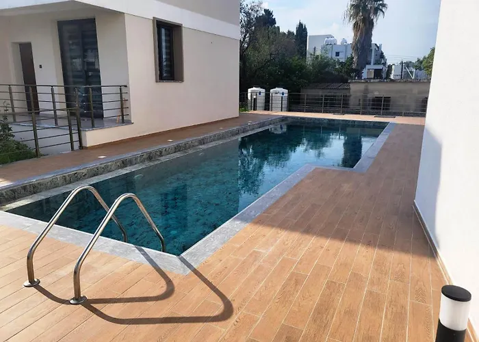 Esta Palm Living And Bedroom, 250 M From キレニア