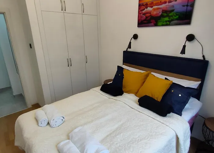 Esta Palm Living And Bedroom, 250 M From