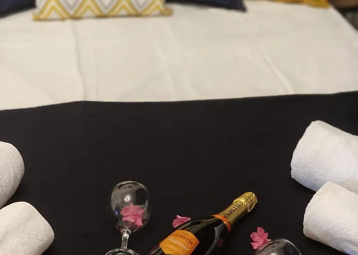 Esta Palm Living And Bedroom, 250 M From アパート *