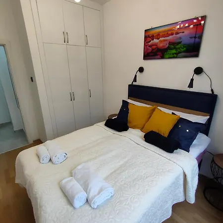 Esta Palm Living And Bedroom, 250 M From